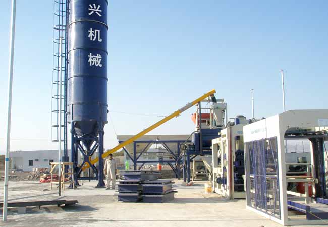 沙特(te)阿拉伯(bó)6型砌塊(kuài)成型機(ji)客戶現(xian)場