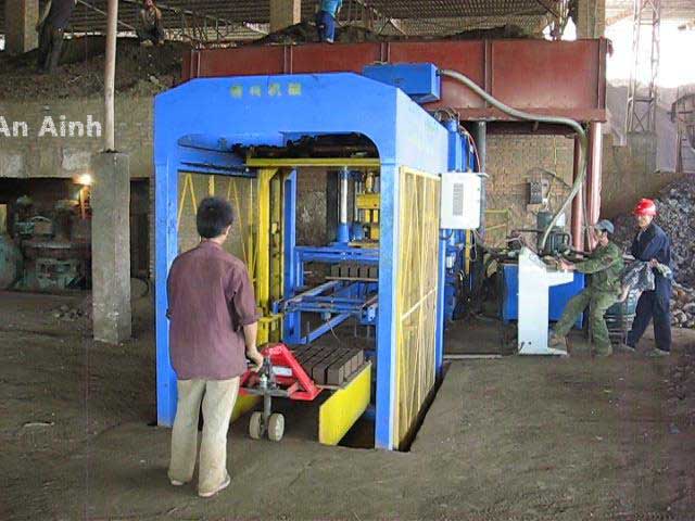 越南(nan)礦粉靜壓機(ji)客戶