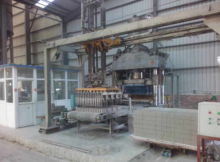 貴州畢(bi)節灰砂(shā)磚設備(bei)靜壓磚(zhuan)機客戶(hù)現場