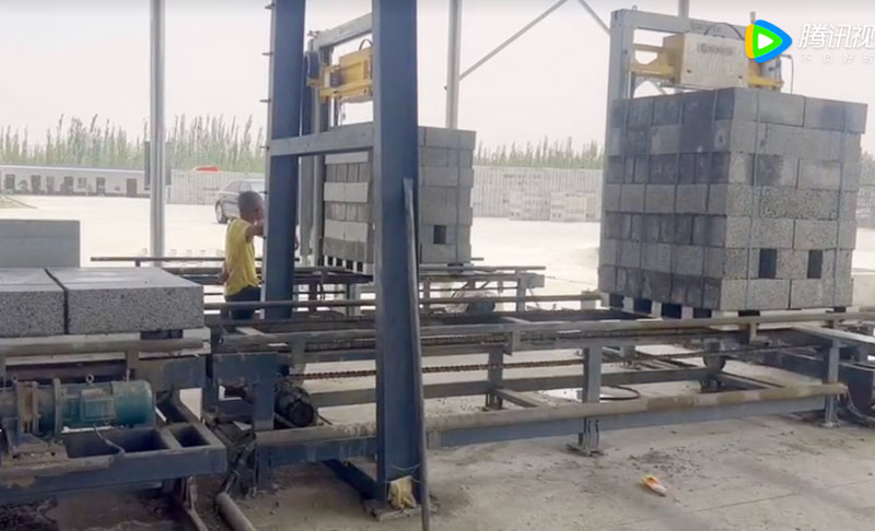 自保溫(wēn)砌塊碼垛(duo)機