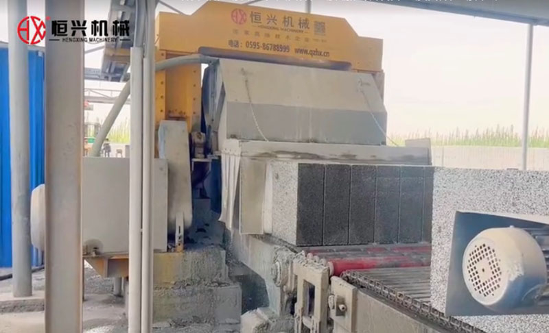 EPS聚苯顆粒(lì)砌塊生産(chan)線新疆客(ke)戶現場