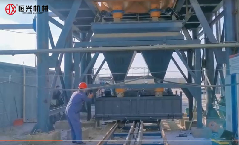 自(zi)保溫發泡(pao)磚生産線(xiàn)雙工位澆(jiāo)注新疆客(kè)戶現場